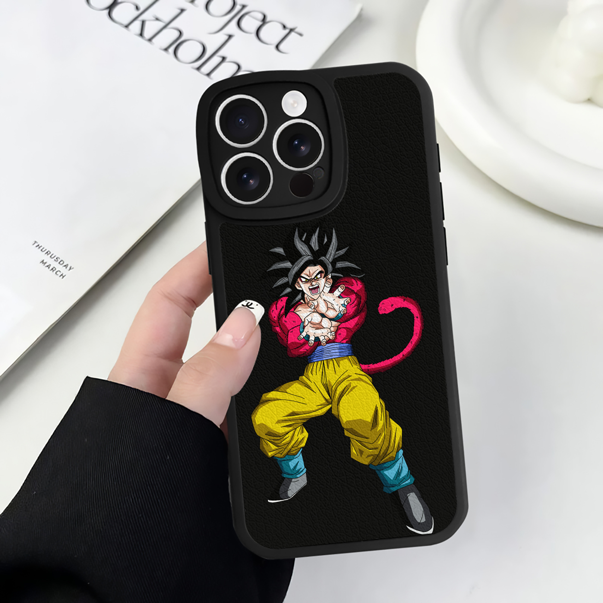 （画像用） ドラゴンボール 孫悟空（そん ごくう）Son Goku カカロット DRAGON BALL Kakarotto 【iPhone 16シリーズ対応】シリコンスマホケース（レザー調） 材質：シリコン
